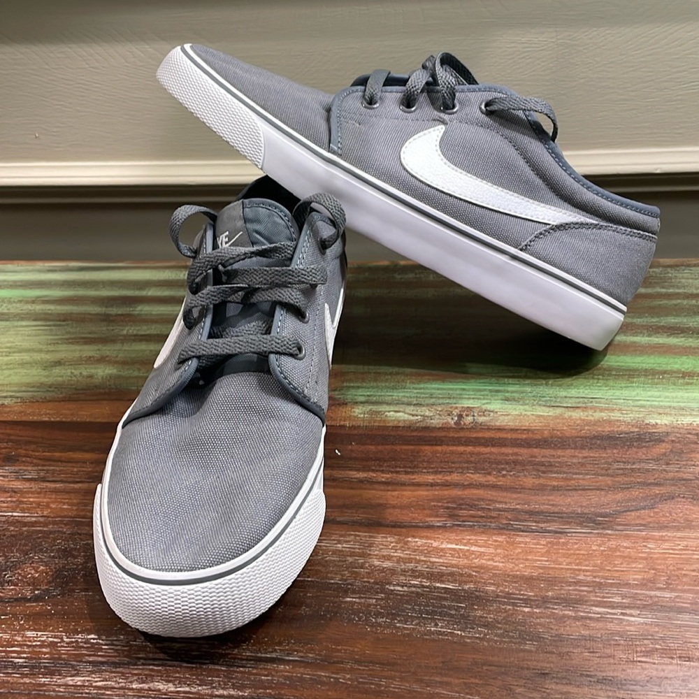 Men’s Nike Chron Tennis Shoe, Size 9.5